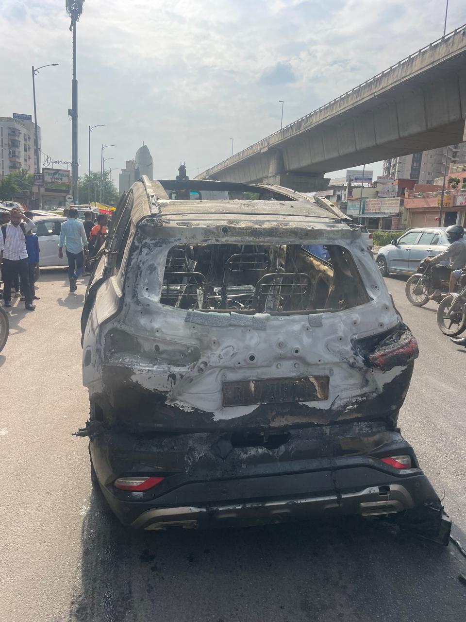 कार बेकाबू होकर डिवाइडर से टकराई, लगी आग, चालक ने कूद कर बचाई जान कार बेकाबू होकर डिवाइडर से टकराई, लगी आग, चालक ने कूद कर बचाई जान