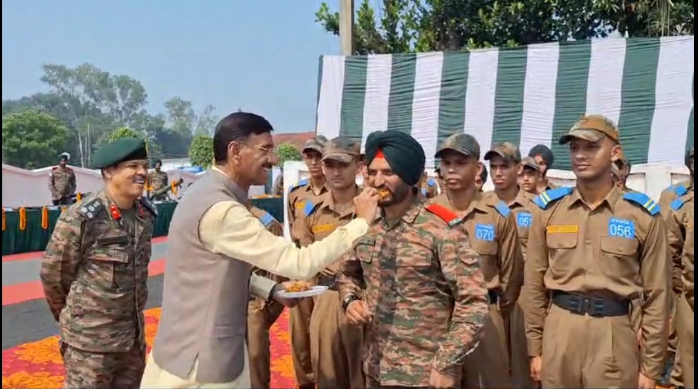 सेना के अधिकारियों को मिठाई खिलाते रक्षा राज्य मंत्री सेना के अधिकारियों को मिठाई खिलाते रक्षा राज्य मंत्री