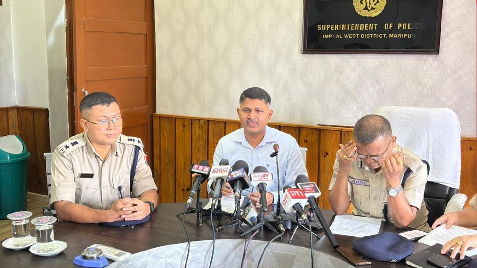इंफाल: आज यहां एक संवाददाता सम्मेलन को संबोधित करते हुए मणिपुर पुलिस के महानिरीक्षक के कबीब एवं अन्य अधिकारी। इंफाल: आज यहां एक संवाददाता सम्मेलन को संबोधित करते हुए मणिपुर पुलिस के महानिरीक्षक के कबीब एवं अन्य अधिकारी।