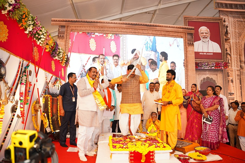 देवी अहिल्याबाई की तलवार और अन्य शस्त्रों का पूजन करते हुए देवी अहिल्याबाई की तलवार और अन्य शस्त्रों का पूजन करते हुए