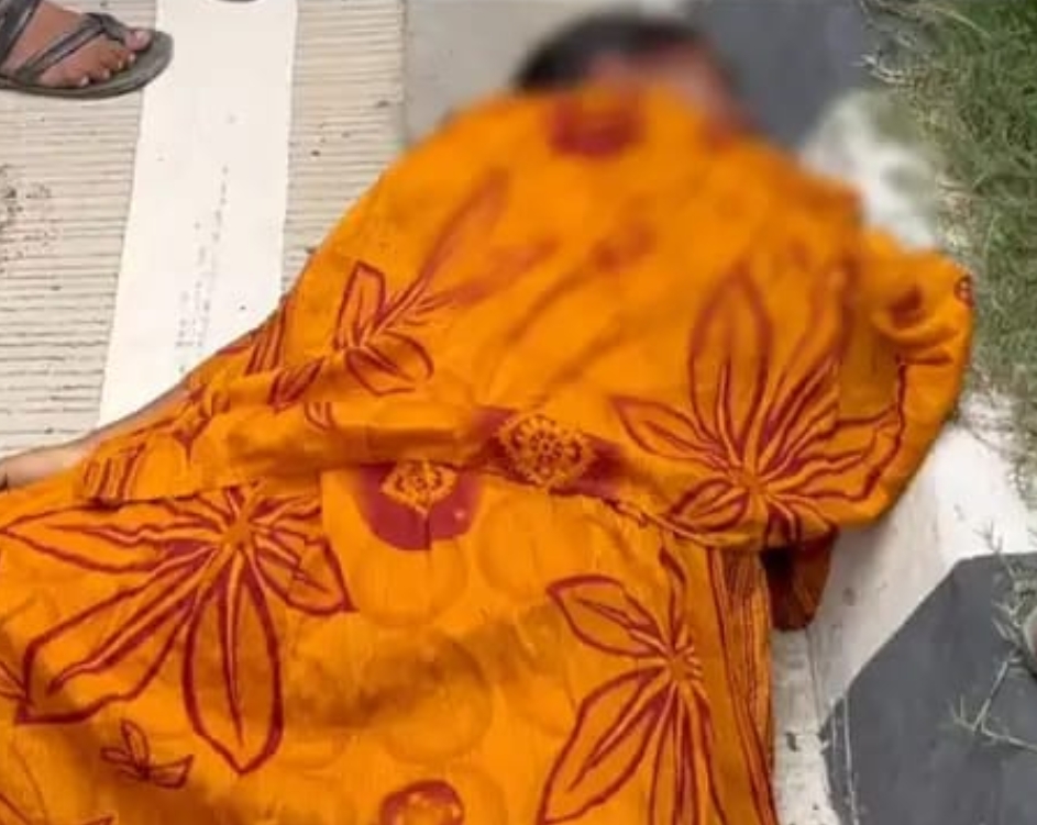 सड़क किनारे मिला महिला का शव, हत्या की आशंका सड़क किनारे मिला महिला का शव, हत्या की आशंका