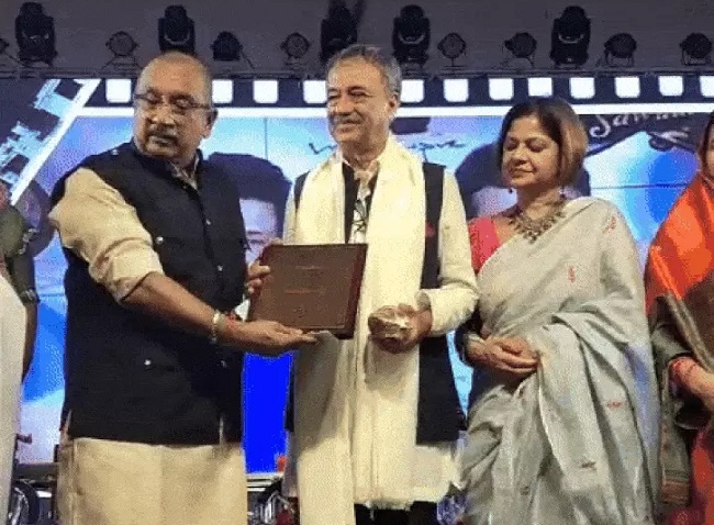 राजकुमार हिरानी राष्ट्रीय किशोर कुमार सम्मान प्रदान करते हुए मंत्री विजय शाह राजकुमार हिरानी राष्ट्रीय किशोर कुमार सम्मान प्रदान करते हुए मंत्री विजय शाह