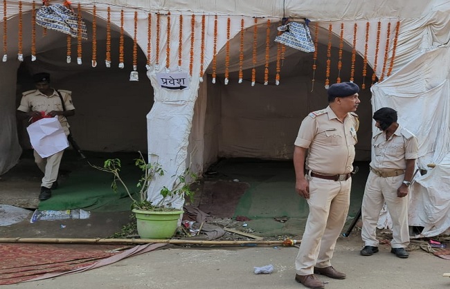 बिहार के भोजपुर में सुबह गोली फायरिंग के बाद घटनास्थल पर कैंप करती पुलिस बिहार के भोजपुर में सुबह गोली फायरिंग के बाद घटनास्थल पर कैंप करती पुलिस
