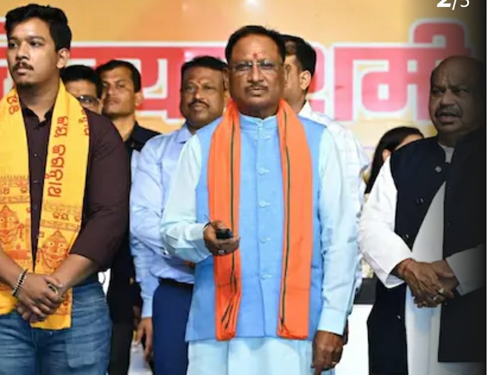 मुख्यमंत्री ने रिमोट का बटन दबाकर रावण के पुतले में लगाई आग मुख्यमंत्री ने रिमोट का बटन दबाकर रावण के पुतले में लगाई आग
