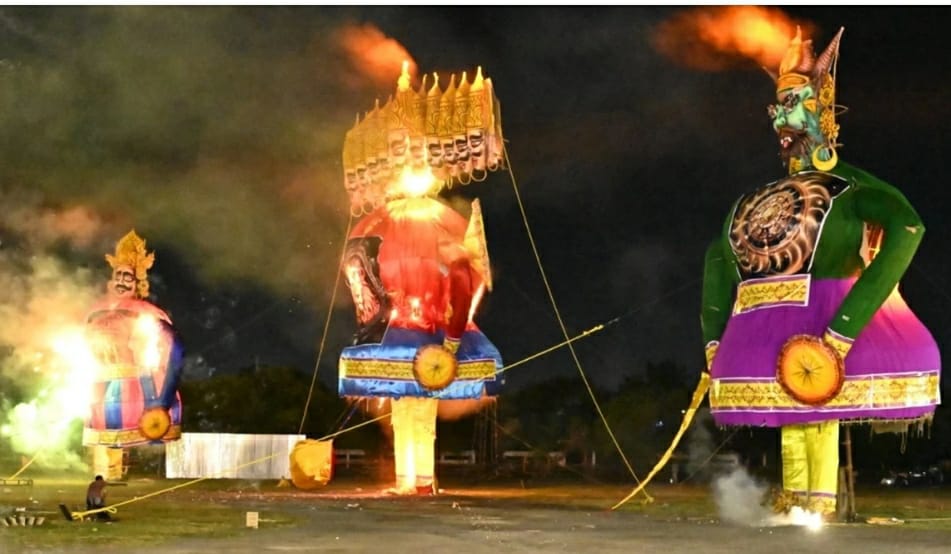 डब्ल्यूआरएस मैदान में रावण,मेघनाथ और कुंभकरण के पुतले का दहन डब्ल्यूआरएस मैदान में रावण,मेघनाथ और कुंभकरण के पुतले का दहन