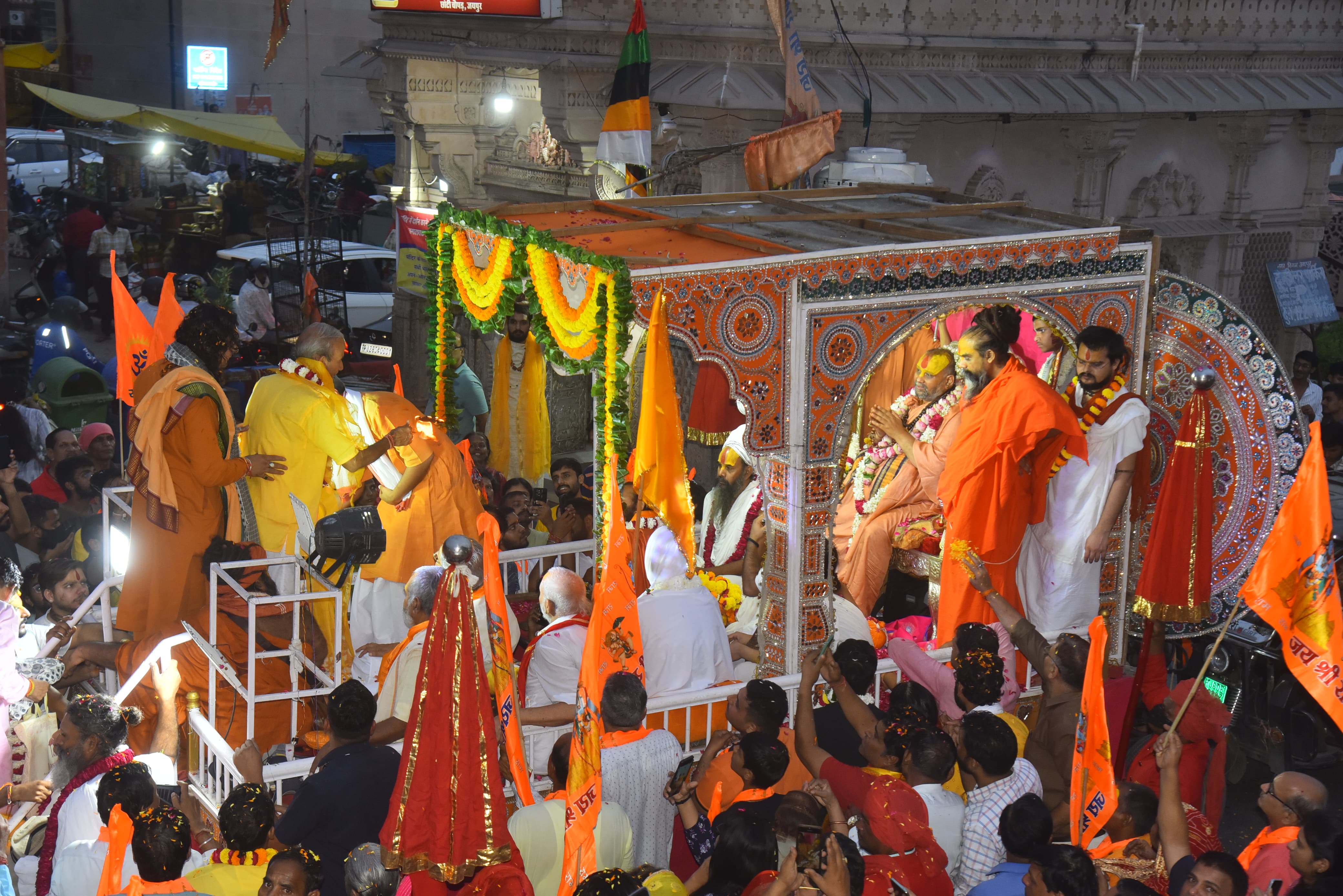 रैवासा पीठाधीश्वर के पट्टाभिषेक के उपलक्ष्य में निकली शोभायात्रा रैवासा पीठाधीश्वर के पट्टाभिषेक के उपलक्ष्य में निकली शोभायात्रा