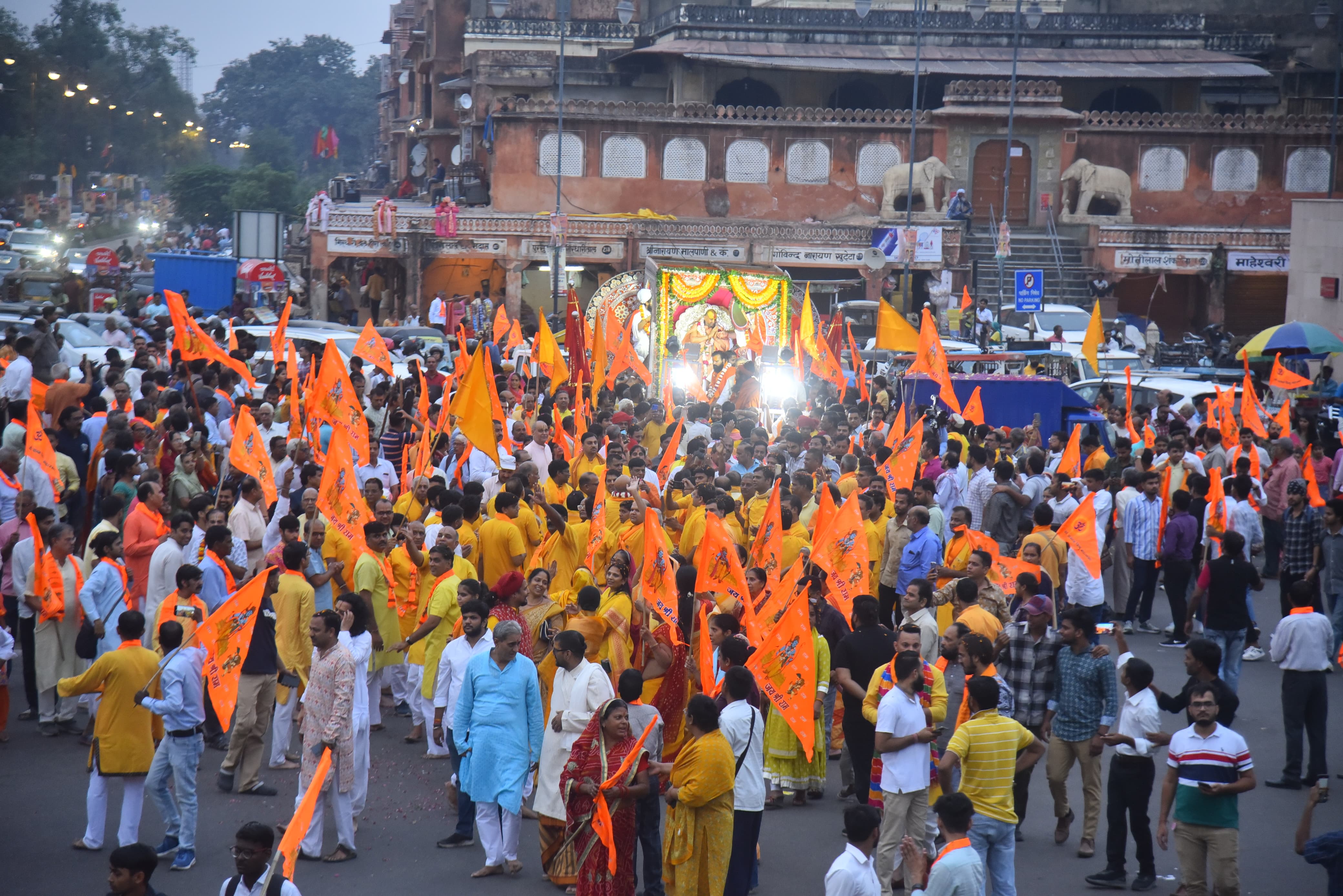 रैवासा पीठाधीश्वर के पट्टाभिषेक के उपलक्ष्य में निकली शोभायात्रा रैवासा पीठाधीश्वर के पट्टाभिषेक के उपलक्ष्य में निकली शोभायात्रा