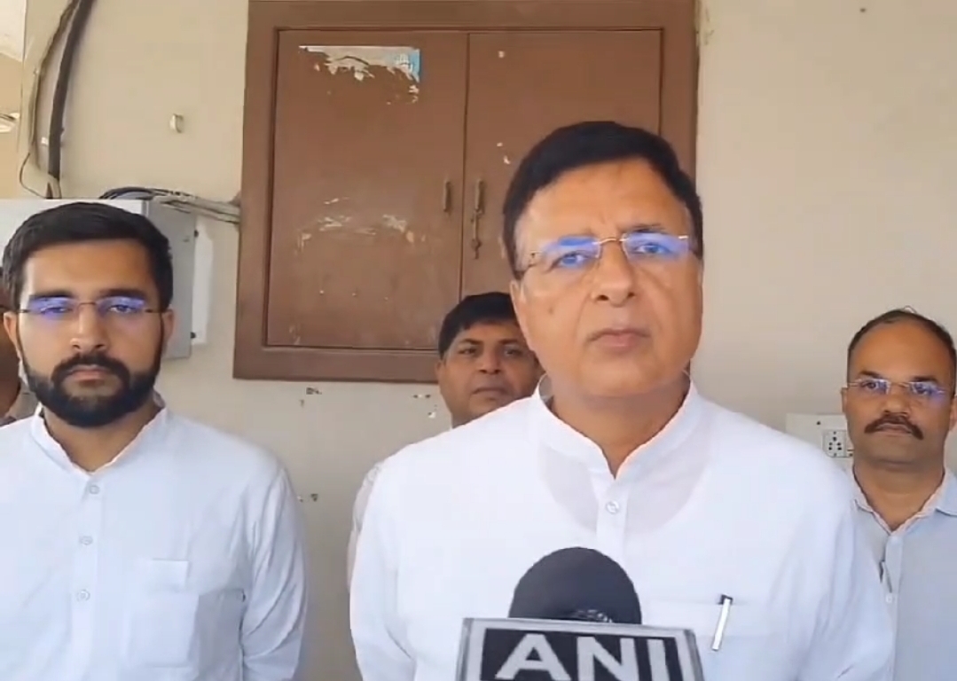 सरकार पर सवाल उठाते हुए रणदीप सुरजेवाला सरकार पर सवाल उठाते हुए रणदीप सुरजेवाला