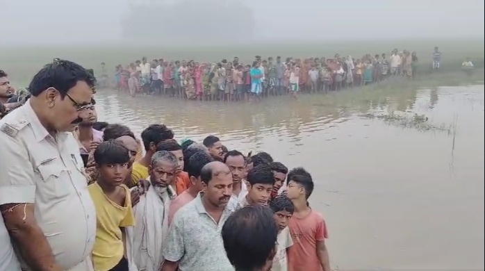 नदी किनारे खड़ी भीड़ नदी किनारे खड़ी भीड़