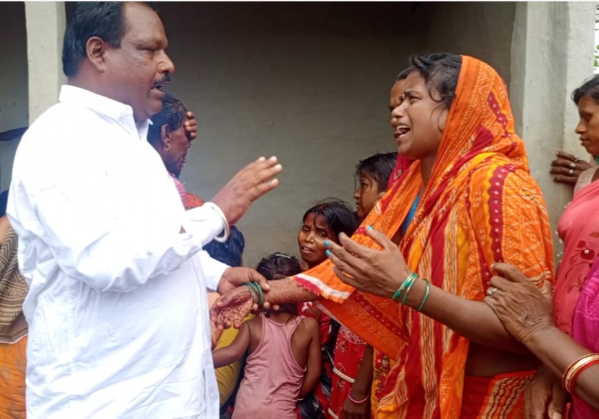 अररिया फोटो:भाजपा नेता मृतक के परिजन से मुलाकात करते अररिया फोटो:भाजपा नेता मृतक के परिजन से मुलाकात करते