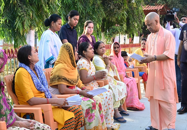 जनता दर्शन करते मुख्यमंत्री योगी जनता दर्शन करते मुख्यमंत्री योगी