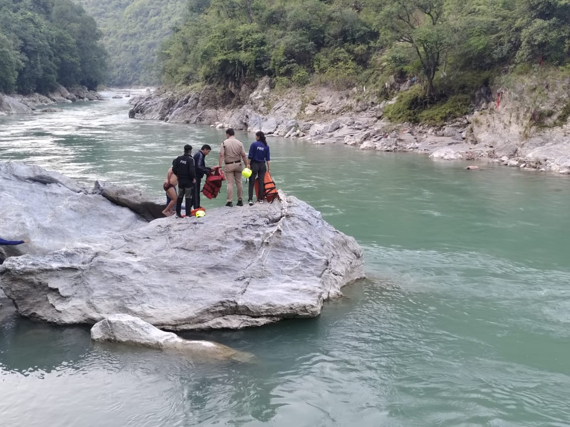 बागेश्वर की सरयू नदी में कूदी महिला की खोजबीन करते फायर सर्विस के जवान बागेश्वर की सरयू नदी में कूदी महिला की खोजबीन करते फायर सर्विस के जवान