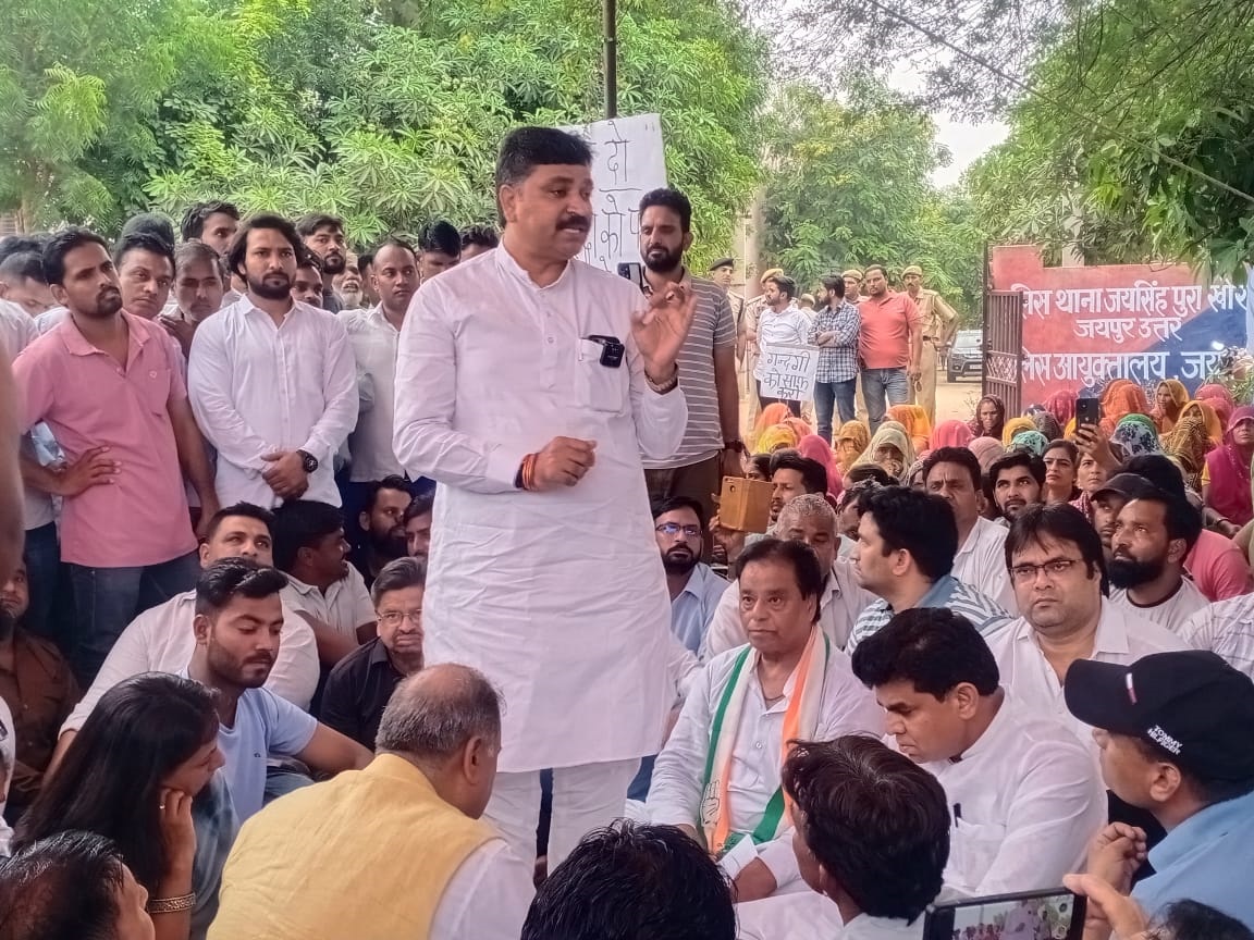 जयसिंहपुरा खोर में दलित युवती के साथ हुए सामूहिक बलात्कार के बाद धरना प्रदर्शन जयसिंहपुरा खोर में दलित युवती के साथ हुए सामूहिक बलात्कार के बाद धरना प्रदर्शन