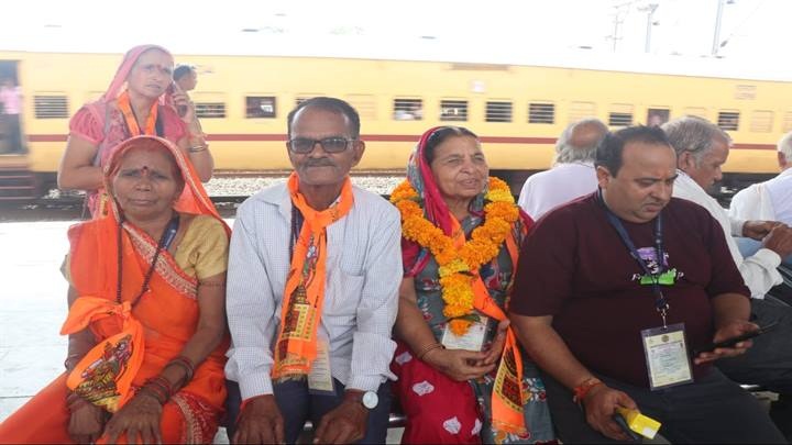 सीहोर से कामाख्या के लिए तीर्थ यात्रियों रवाना होते हुए सीहोर से कामाख्या के लिए तीर्थ यात्रियों रवाना होते हुए
