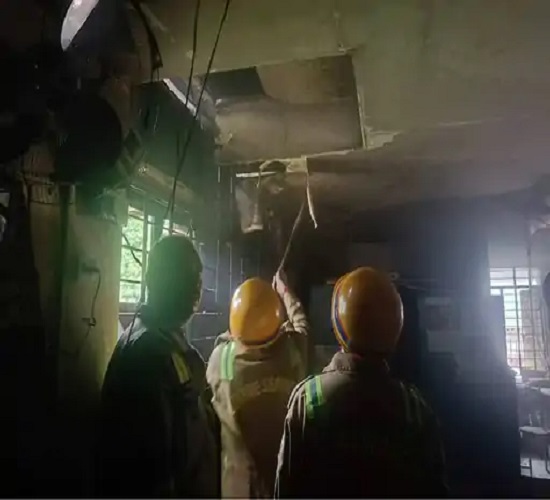 बैंक में लगी आग को काबू पाने में कामयाब हुए अग्निशमन दल के कर्मचारी बैंक में लगी आग को काबू पाने में कामयाब हुए अग्निशमन दल के कर्मचारी