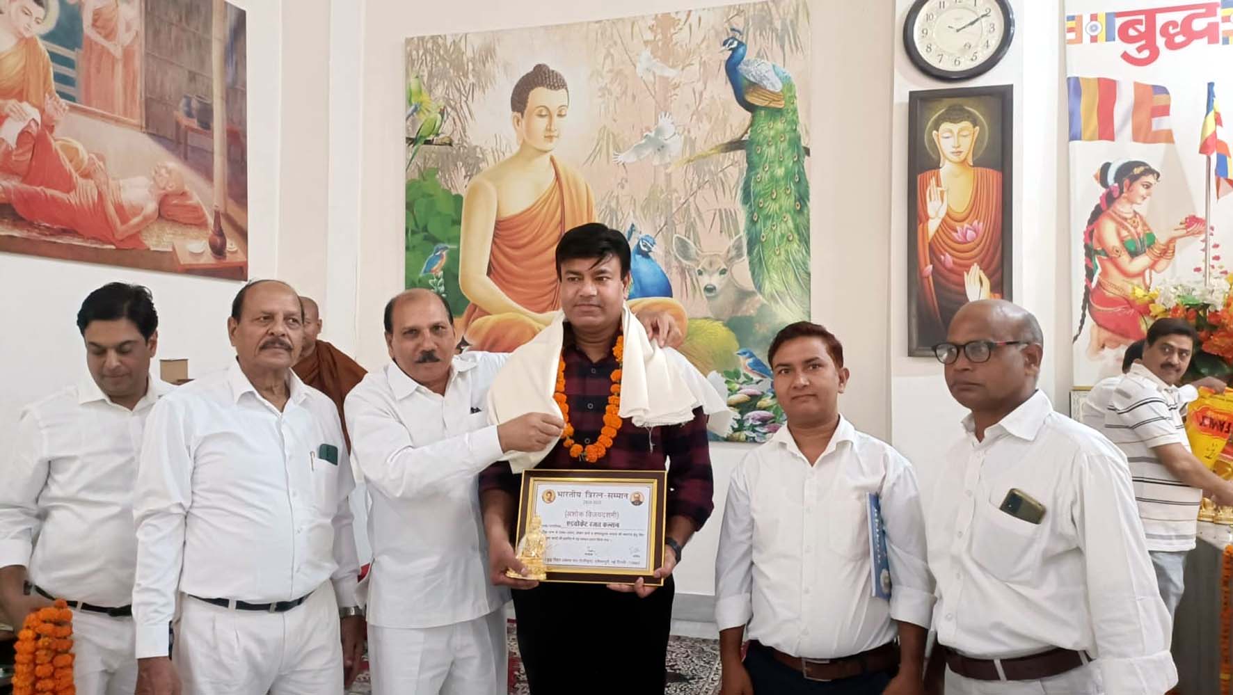 अधिवक्ता रजत कलसन को सम्मानित करते संस्था के पदाधिकारी व सदस्य। अधिवक्ता रजत कलसन को सम्मानित करते संस्था के पदाधिकारी व सदस्य।