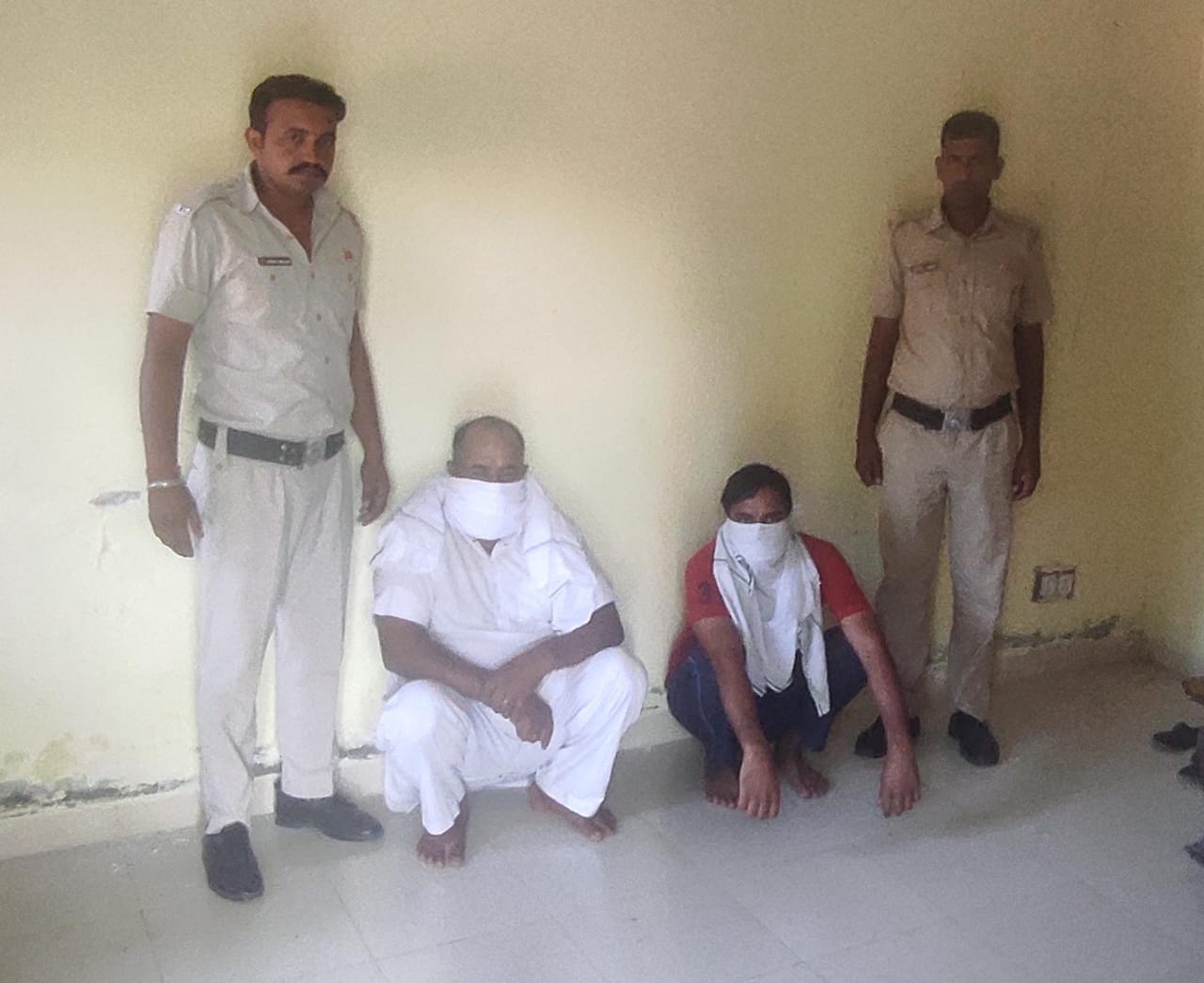 पुलिस गिरफ्त में आरोपित। पुलिस गिरफ्त में आरोपित।