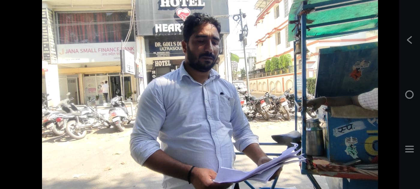 रिटायर्ड फौजी जसबीर सिंह कागज दिखाते हुए रिटायर्ड फौजी जसबीर सिंह कागज दिखाते हुए