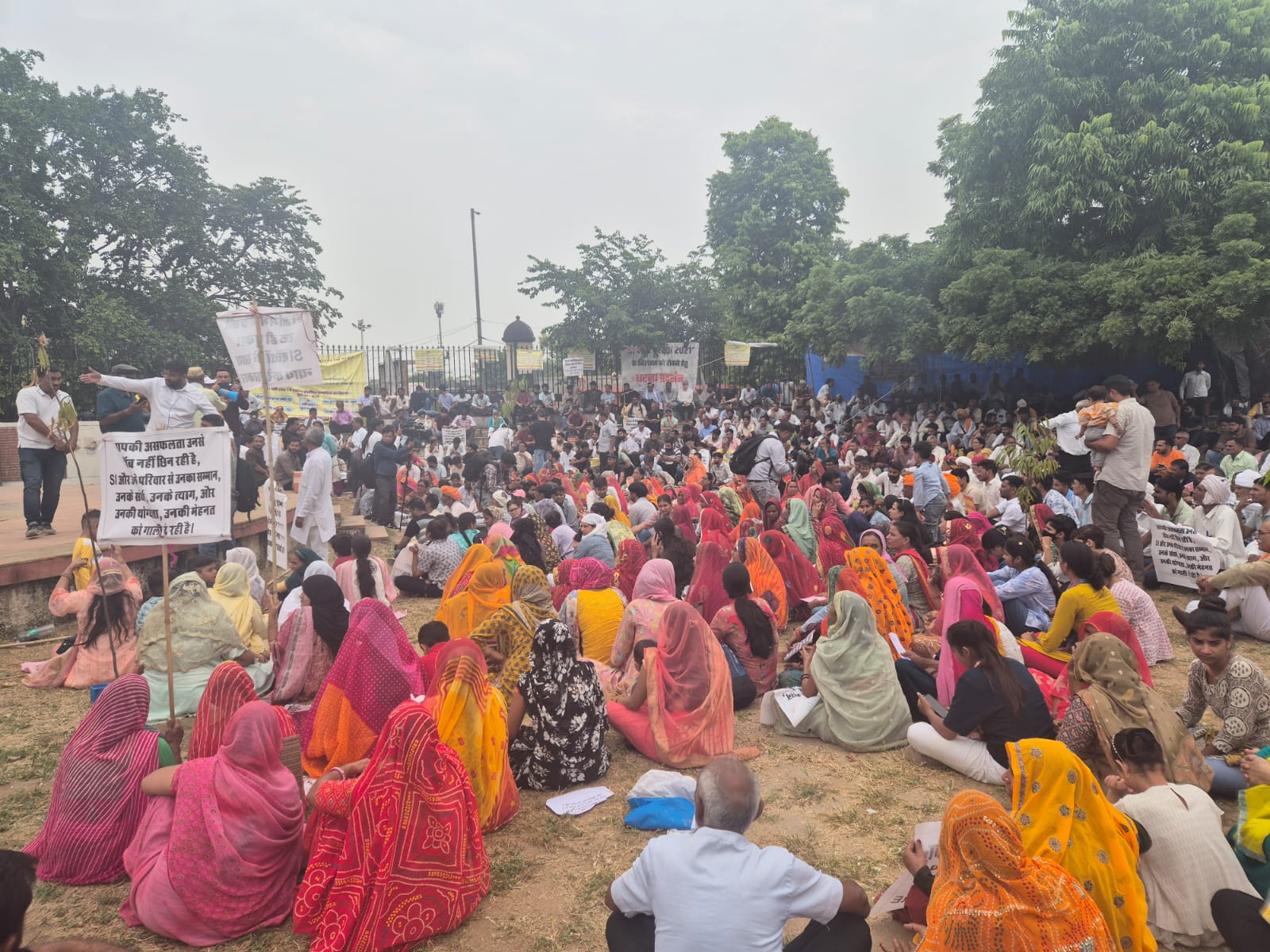 एसआई परीक्षा मामला: परीक्षा रद्द न करने की मांग को लेकर ट्रेनी एसआई के परिजनों ने दिया धरना एसआई परीक्षा मामला: परीक्षा रद्द न करने की मांग को लेकर ट्रेनी एसआई के परिजनों ने दिया धरना