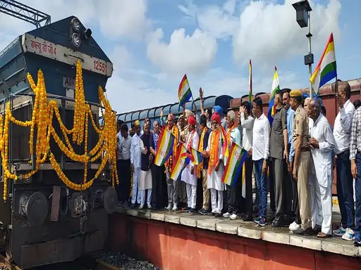 कटारिया ने हरी झंडी दिखाकर यात्रा को रवाना किया। कटारिया ने हरी झंडी दिखाकर यात्रा को रवाना किया।