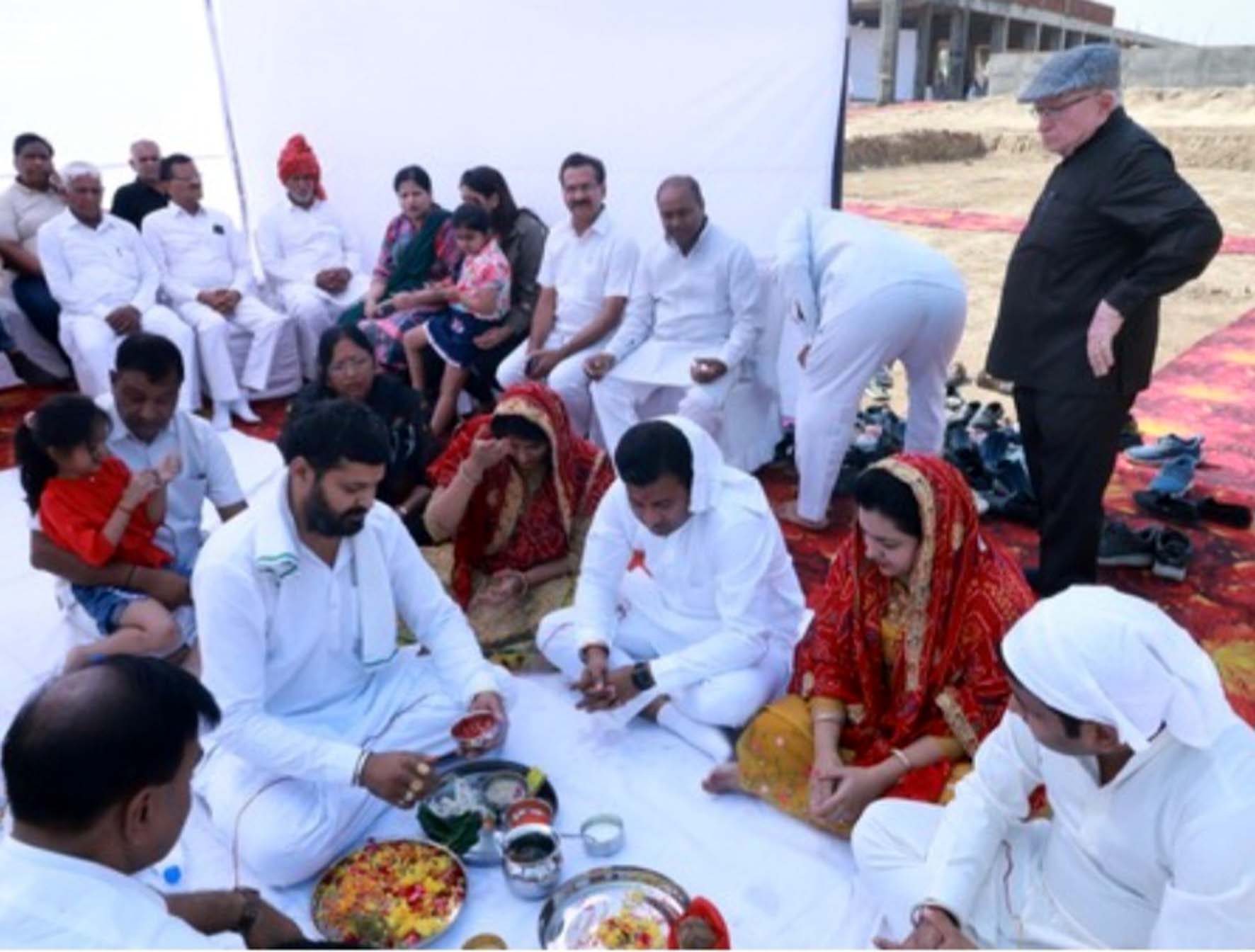 नींव रखने से पहले पूजा अर्चना करते पदाधिकारी व सदस्य। नींव रखने से पहले पूजा अर्चना करते पदाधिकारी व सदस्य।