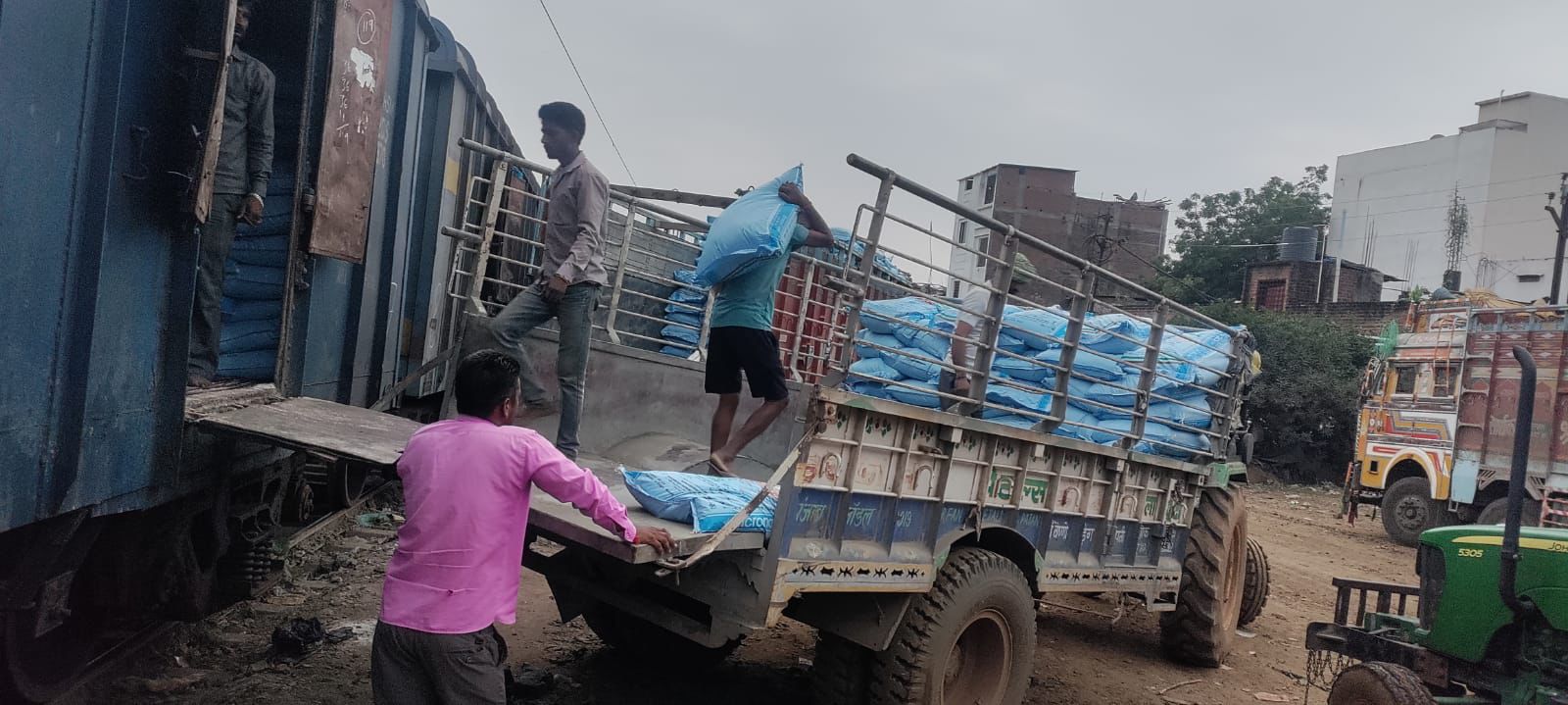 2545 मैट्रिक टन खाद की दो रैक आईं 2545 मैट्रिक टन खाद की दो रैक आईं
