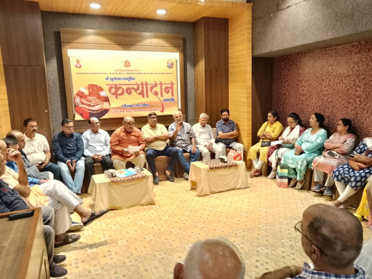कचहरी रोड पर आयोजित बैठक में सुझाव लेकर रूपरेखा तैयार की गई। कचहरी रोड पर आयोजित बैठक में सुझाव लेकर रूपरेखा तैयार की गई।