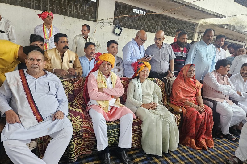 सीहोरः आष्टा में दशहरा उत्सव समारोह में शामिल हुईं राज्यमंत्री प्रतिमा बागरी सीहोरः आष्टा में दशहरा उत्सव समारोह में शामिल हुईं राज्यमंत्री प्रतिमा बागरी