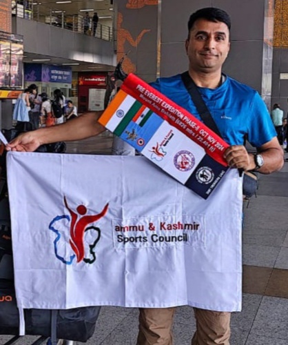राजेश मुखी प्रतिष्ठित प्री-एवरेस्ट अभियान पर अमा डबलाम चोटी पर रवाना हुए राजेश मुखी प्रतिष्ठित प्री-एवरेस्ट अभियान पर अमा डबलाम चोटी पर रवाना हुए