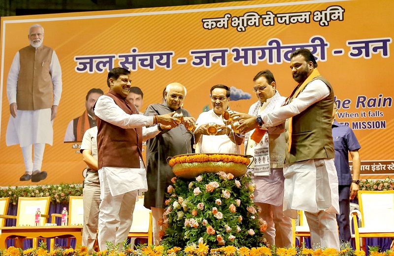 गुजरात के सूरत में जल संचय- जन भागीदारी- जन आंदोलन कार्यक्रम का शुभारंभ करते हुए अतिथि गुजरात के सूरत में जल संचय- जन भागीदारी- जन आंदोलन कार्यक्रम का शुभारंभ करते हुए अतिथि