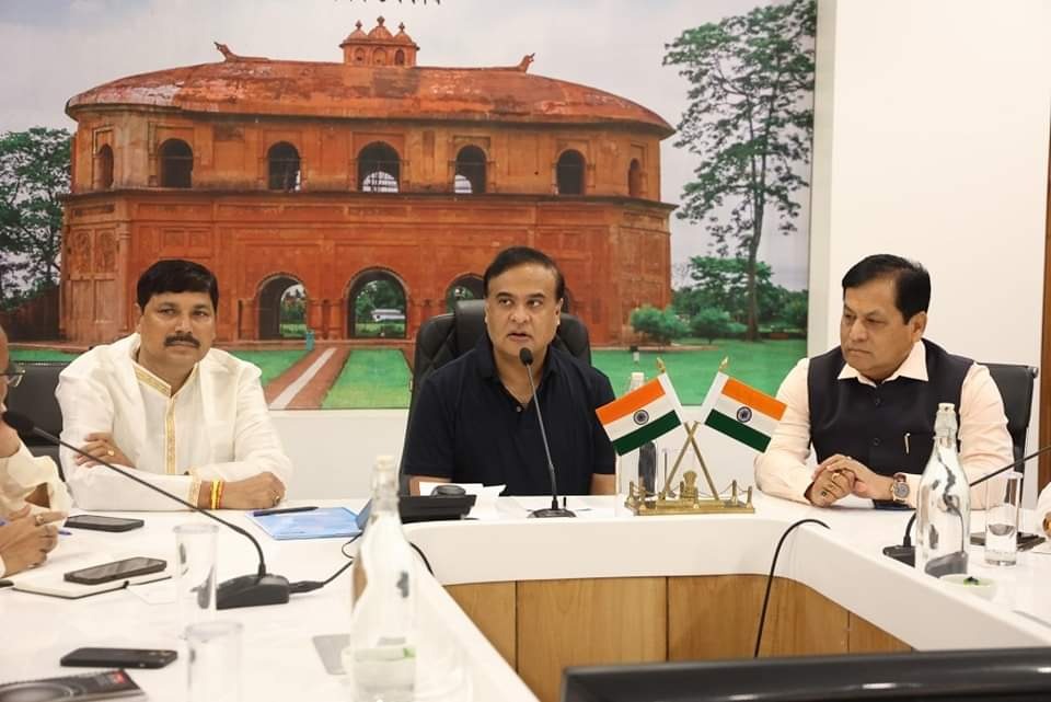 गुवाहाटी: राजधानी के खानापाड़ा स्थित कइनाधरा स्टेट गेस्ट हाउस में आयोजित प्रदेश भाजपा चुनाव समिति की एक बैठक का दृश्य।