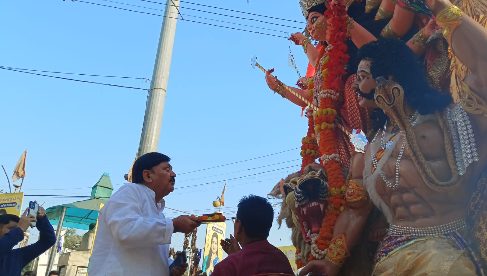 मां की आरती करते विधायक मां की आरती करते विधायक