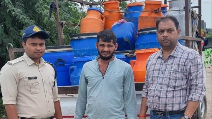 चैकिंग प्वॉइंट लगाकर वाहनों से दूध के नमूने लेते हुए अधिकारी चैकिंग प्वॉइंट लगाकर वाहनों से दूध के नमूने लेते हुए अधिकारी
