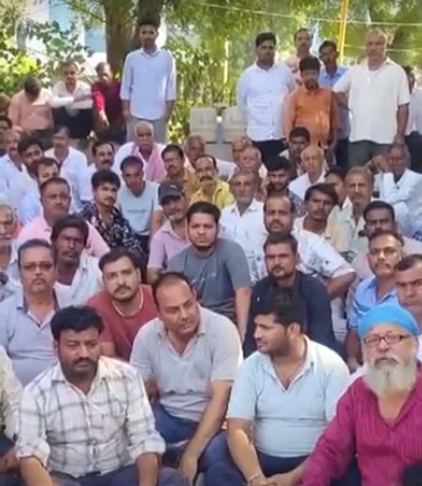 सड़क हादसे में दाे युवकाें की माैत के बाद हंगामा, मॉर्च्युरी पर शव लेने से इनकार के बाद धरने पर बैठे सड़क हादसे में दाे युवकाें की माैत के बाद हंगामा, मॉर्च्युरी पर शव लेने से इनकार के बाद धरने पर बैठे