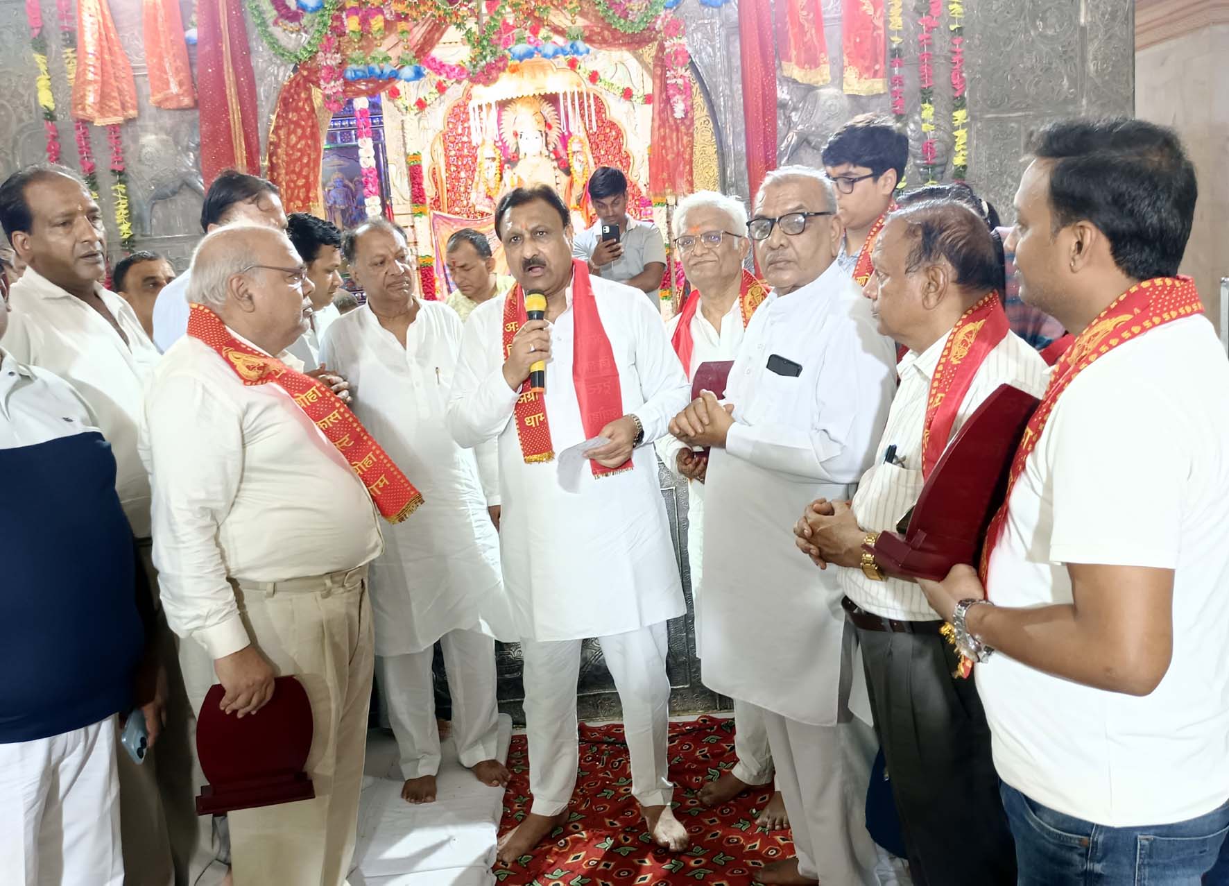 अग्रोहा धाम वैश्य समाज के राष्ट्रीय अध्यक्ष बजरंग गर्ग समाज के प्रतिनिधियों को संबोधित करते हुए। अग्रोहा धाम वैश्य समाज के राष्ट्रीय अध्यक्ष बजरंग गर्ग समाज के प्रतिनिधियों को संबोधित करते हुए।