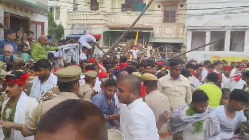 नाटी इमली भरत मिलाप में धक्कामुक्की रोकने के लिए जुटी पुलिस: फोटो बच्चा गुप्ता नाटी इमली भरत मिलाप में धक्कामुक्की रोकने के लिए जुटी पुलिस: फोटो बच्चा गुप्ता