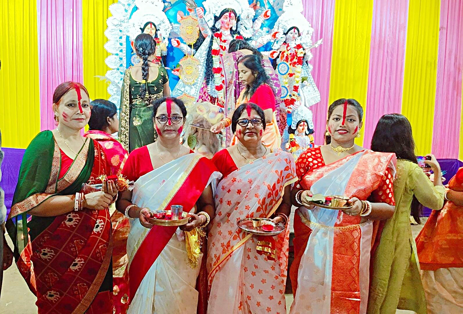 मूर्ति विसर्जन के अवसर पर महिलाएं मूर्ति विसर्जन के अवसर पर महिलाएं