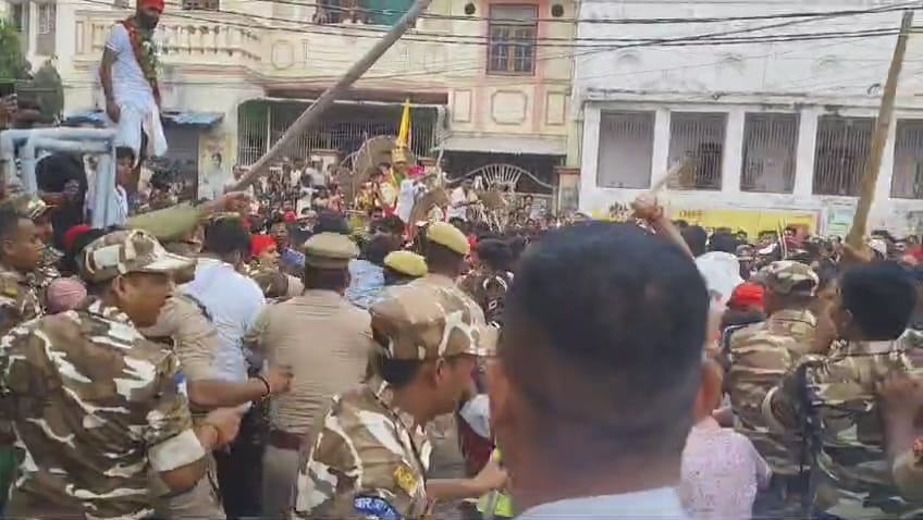 नाटी इमली भरत मिलाप में धक्कामुक्की रोकने के लिए जुटी पुलिस: फोटो बच्चा गुप्ता नाटी इमली भरत मिलाप में धक्कामुक्की रोकने के लिए जुटी पुलिस: फोटो बच्चा गुप्ता