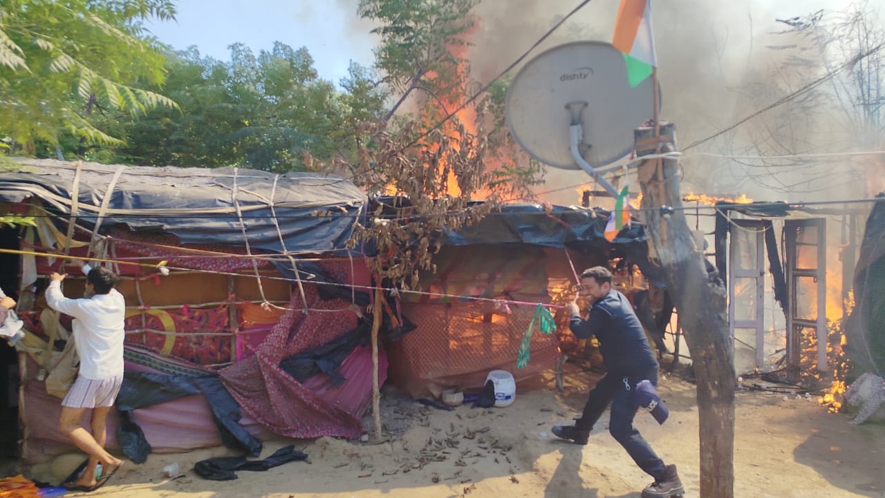 जली हुई झोपड़ियां जली हुई झोपड़ियां