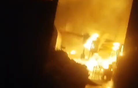 बायलर फटने से कंपनी में लगी आग की लपटें बायलर फटने से कंपनी में लगी आग की लपटें