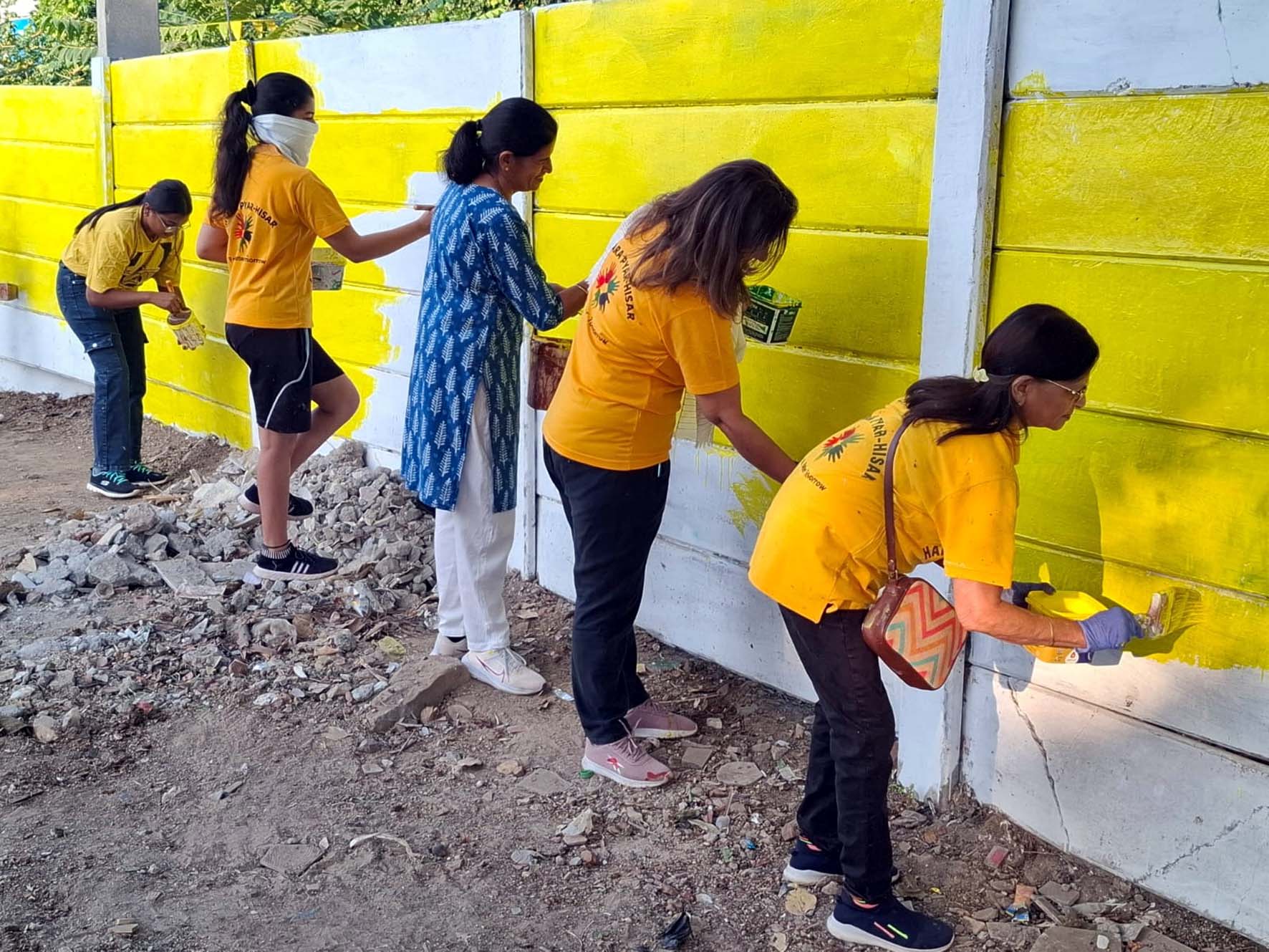 पेटिंग अभियान में लगे हमारा प्यार हिसार के सदस्य। पेटिंग अभियान में लगे हमारा प्यार हिसार के सदस्य।