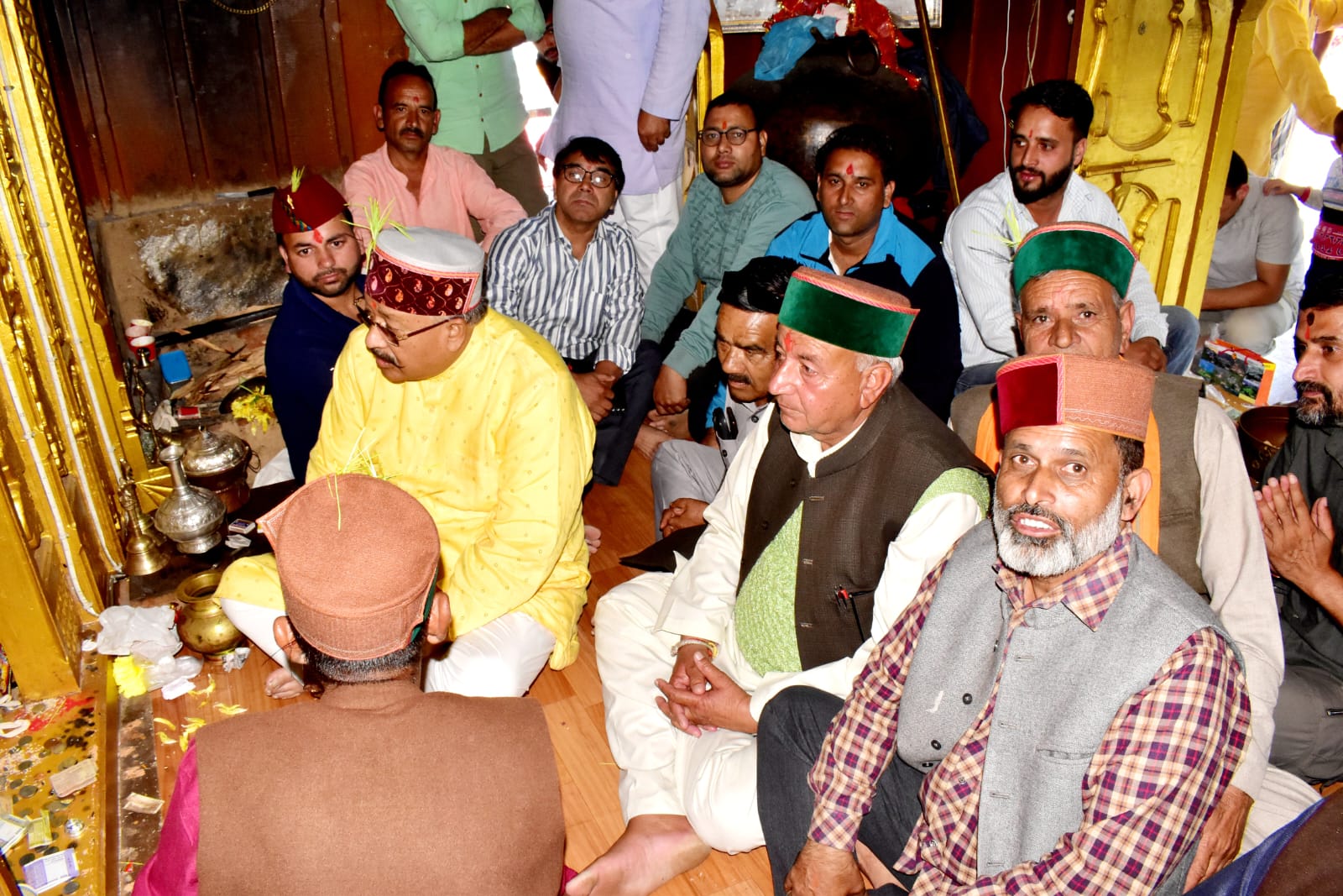 मंत्री सतपाल महाराज विकास खण्ड सहिया के ग्राम-दसेऊ में छत्रधारी चालदा महाराज की पूजा अर्चना करते। मंत्री सतपाल महाराज विकास खण्ड सहिया के ग्राम-दसेऊ में छत्रधारी चालदा महाराज की पूजा अर्चना करते।