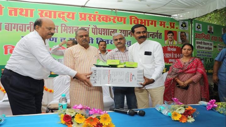 किसान मेला सह संगोष्ठी मेले में मंत्री कुशवाह किसान मेला सह संगोष्ठी मेले में मंत्री कुशवाह