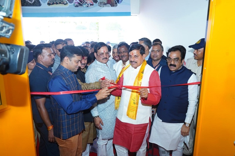 गारमेंट फैक्ट्री का शुभारंभ करते हुए मुख्यमंत्री मोहन यादव गारमेंट फैक्ट्री का शुभारंभ करते हुए मुख्यमंत्री मोहन यादव