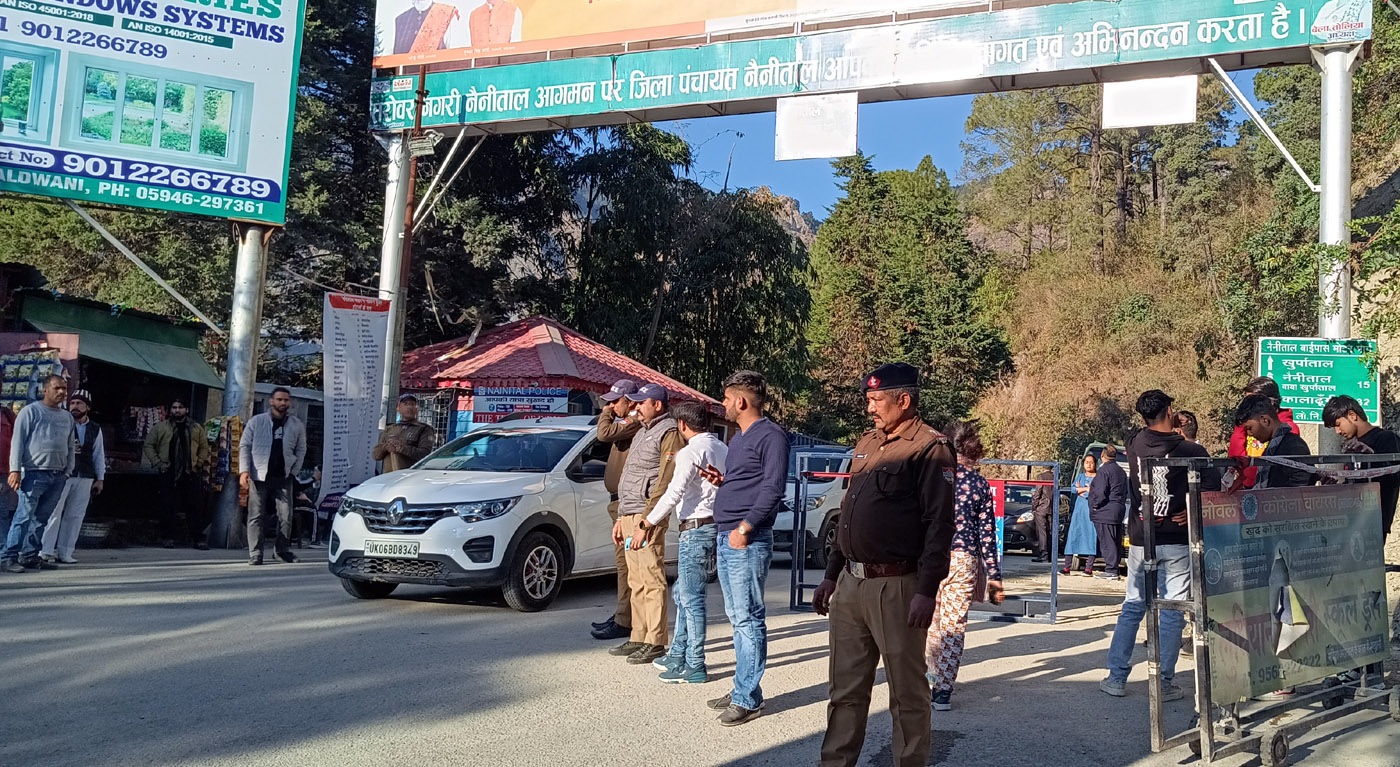 रूसी बाइपास पर वाहनों की रोकटोक के लिये तैनात पुलिस कर्मी। रूसी बाइपास पर वाहनों की रोकटोक के लिये तैनात पुलिस कर्मी।