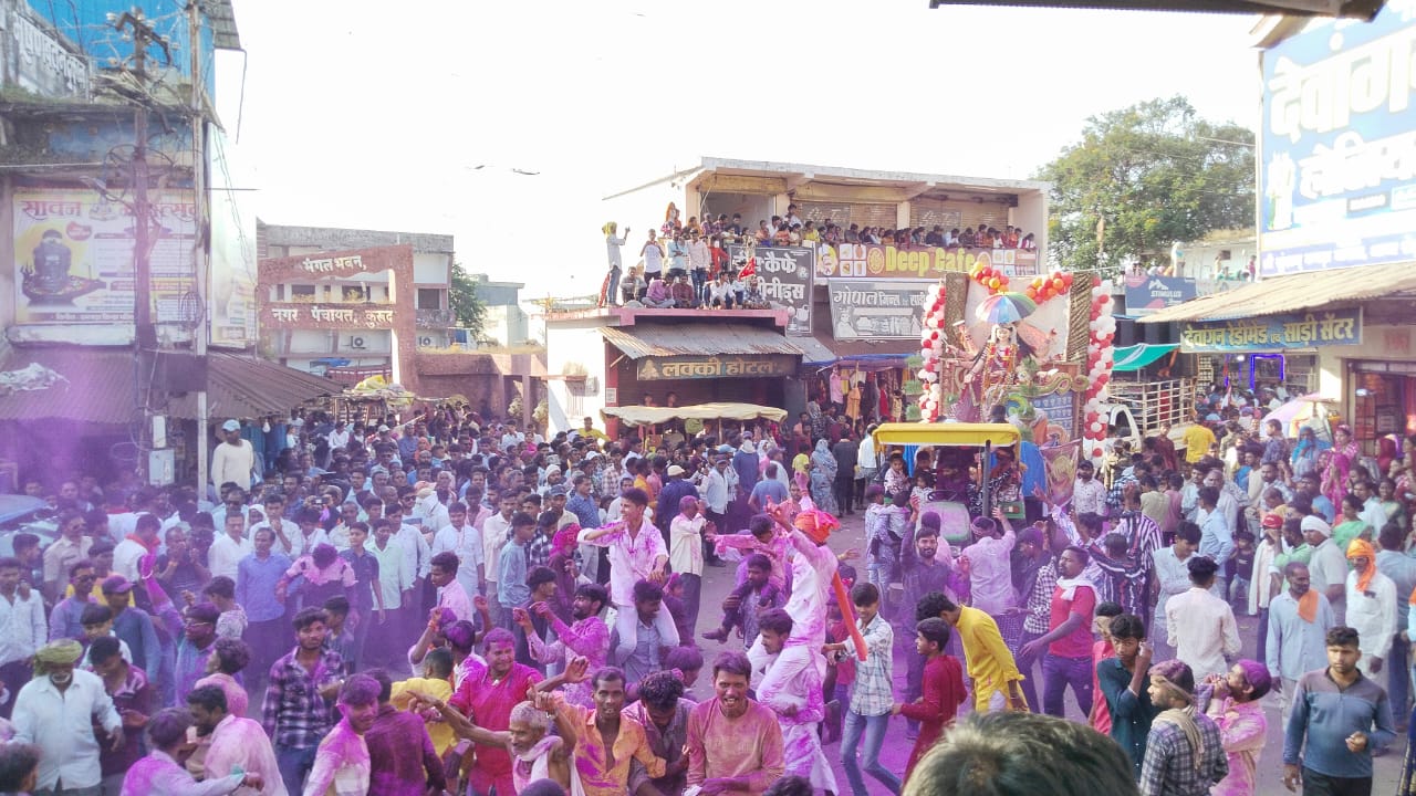 कुरुद में रविवार को निकाली गई देवी मां की विसर्जन यात्रा में शामिल नगरवासी। कुरुद में रविवार को निकाली गई देवी मां की विसर्जन यात्रा में शामिल नगरवासी।