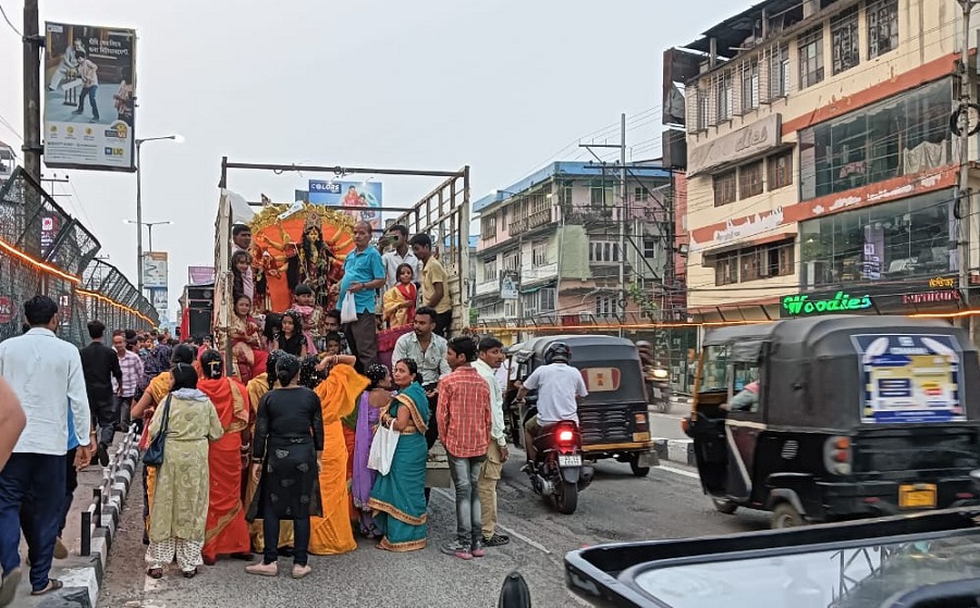 गुवाहाटीः ब्रह्मपुत्र नद में प्रतिमा विसर्जित करने के लिए रविवार को ले जाते हुए श्रद्धालुओं की तस्वीर। गुवाहाटीः ब्रह्मपुत्र नद में प्रतिमा विसर्जित करने के लिए रविवार को ले जाते हुए श्रद्धालुओं की तस्वीर।