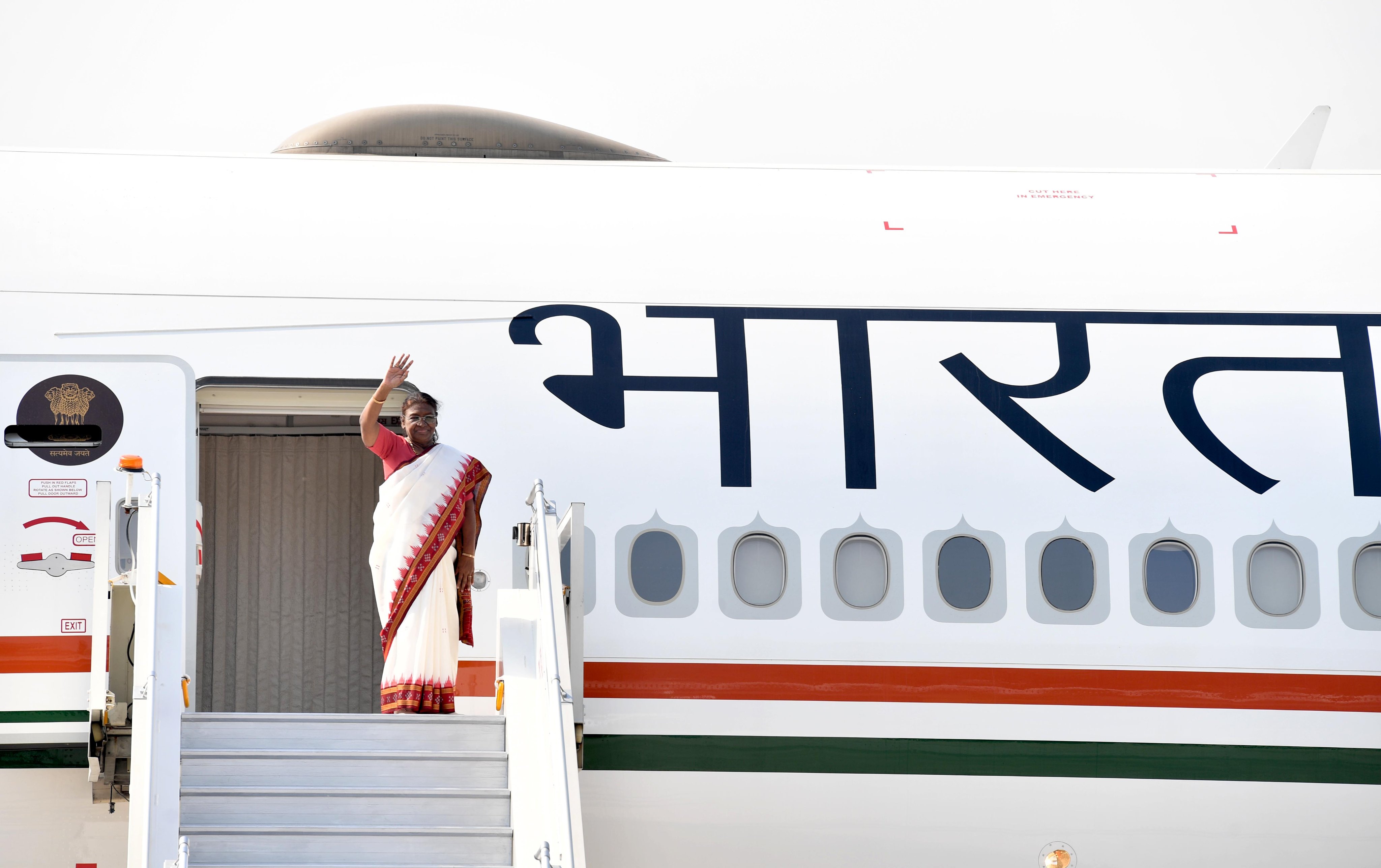 राष्ट्रपति द्रौपदी मुर्मु तीन अफ्रीकी देशों की यात्रा पर रविवार को रवाना हुईं (तस्वीरः सोशल मीडिया) राष्ट्रपति द्रौपदी मुर्मु तीन अफ्रीकी देशों की यात्रा पर रविवार को रवाना हुईं (तस्वीरः सोशल मीडिया)