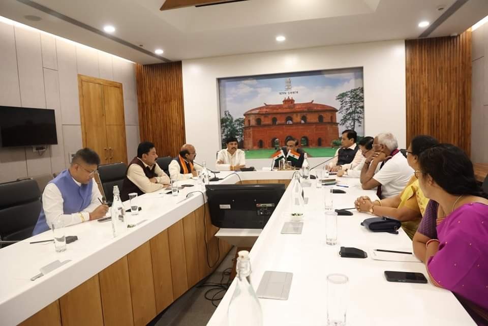 गुवाहाटी: राजधानी के खानापाड़ा स्थित कइनाधरा स्टेट गेस्ट हाउस में आयोजित प्रदेश भाजपा चुनाव समिति की एक बैठक का दृश्य। गुवाहाटी: राजधानी के खानापाड़ा स्थित कइनाधरा स्टेट गेस्ट हाउस में आयोजित प्रदेश भाजपा चुनाव समिति की एक बैठक का दृश्य।