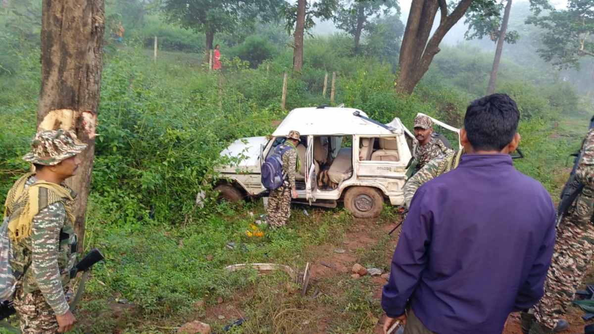 सीआरपीएफ जवानों का वाहन अनियंत्रित होकर पलटा सीआरपीएफ जवानों का वाहन अनियंत्रित होकर पलटा